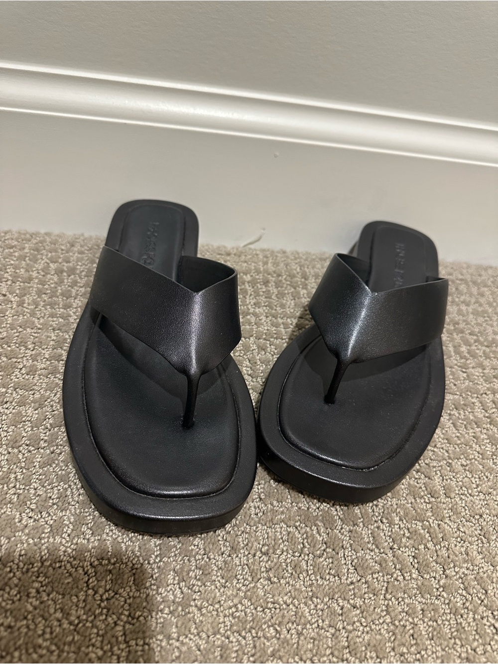 Princess Polly Black V-Strap Flip Flop Sandals Size 9